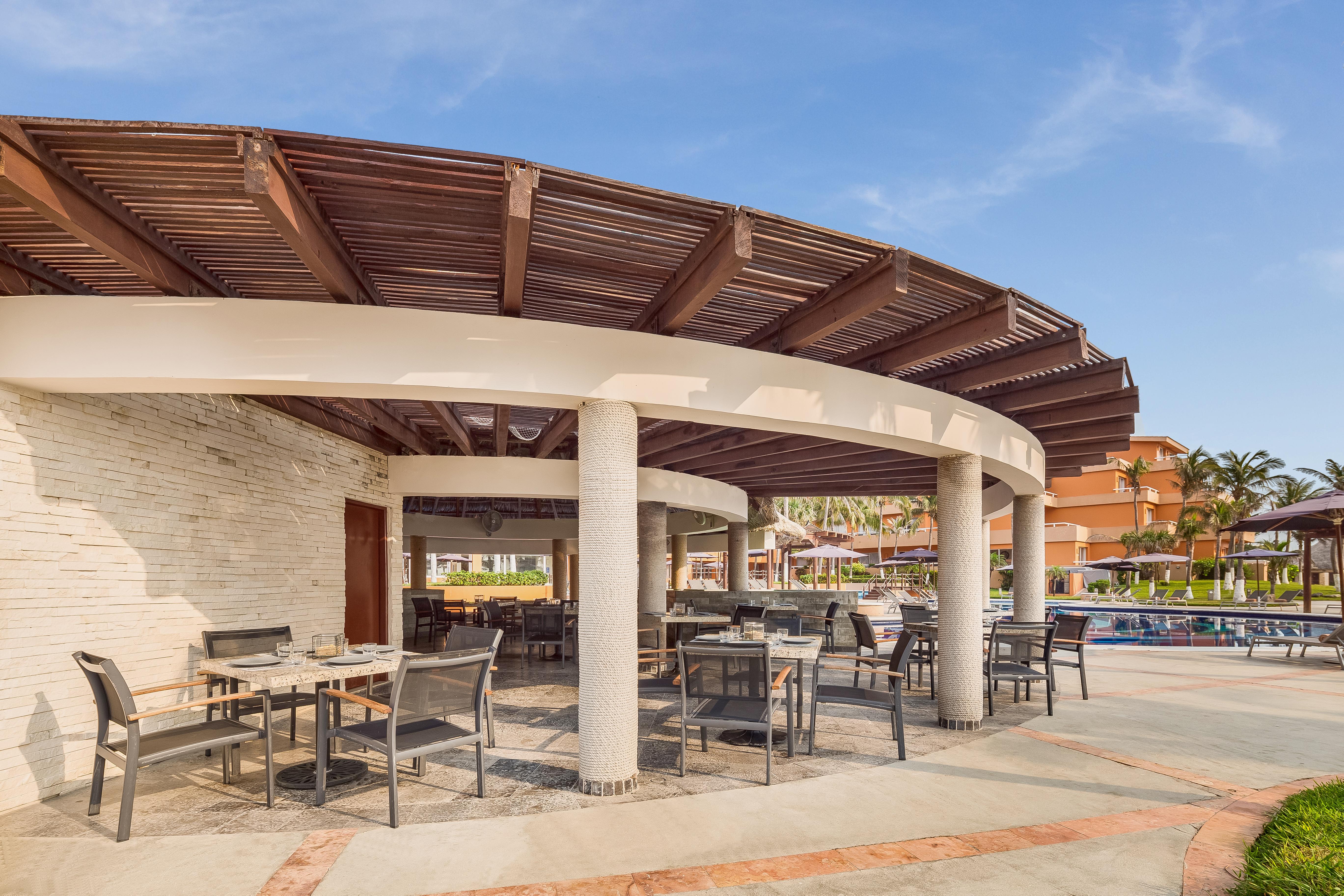 Grand Fiesta Americana Veracruz Exterior foto The poolside bar at the Sheraton Vistana Resort