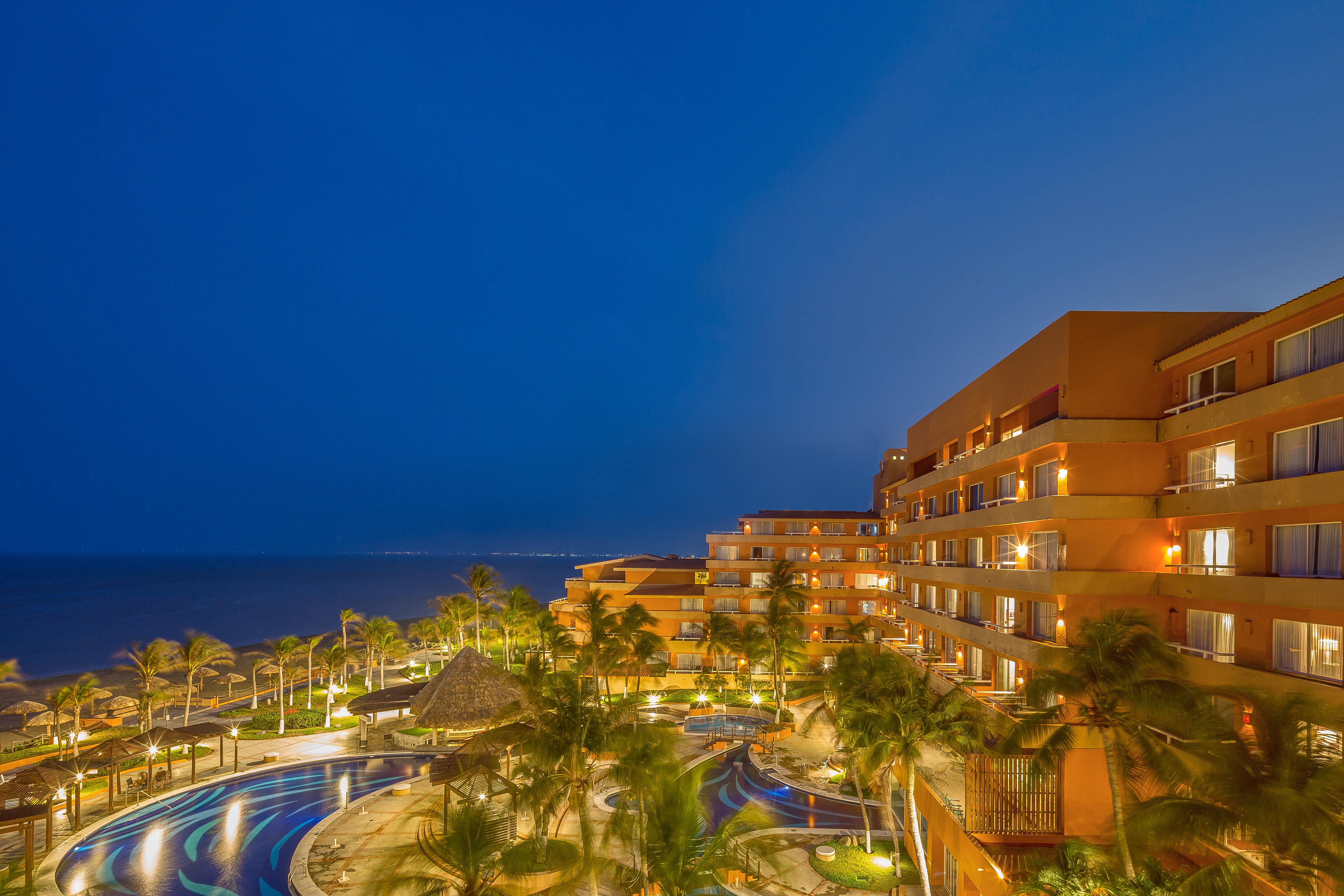 Grand Fiesta Americana Veracruz Exterior foto The resort at night