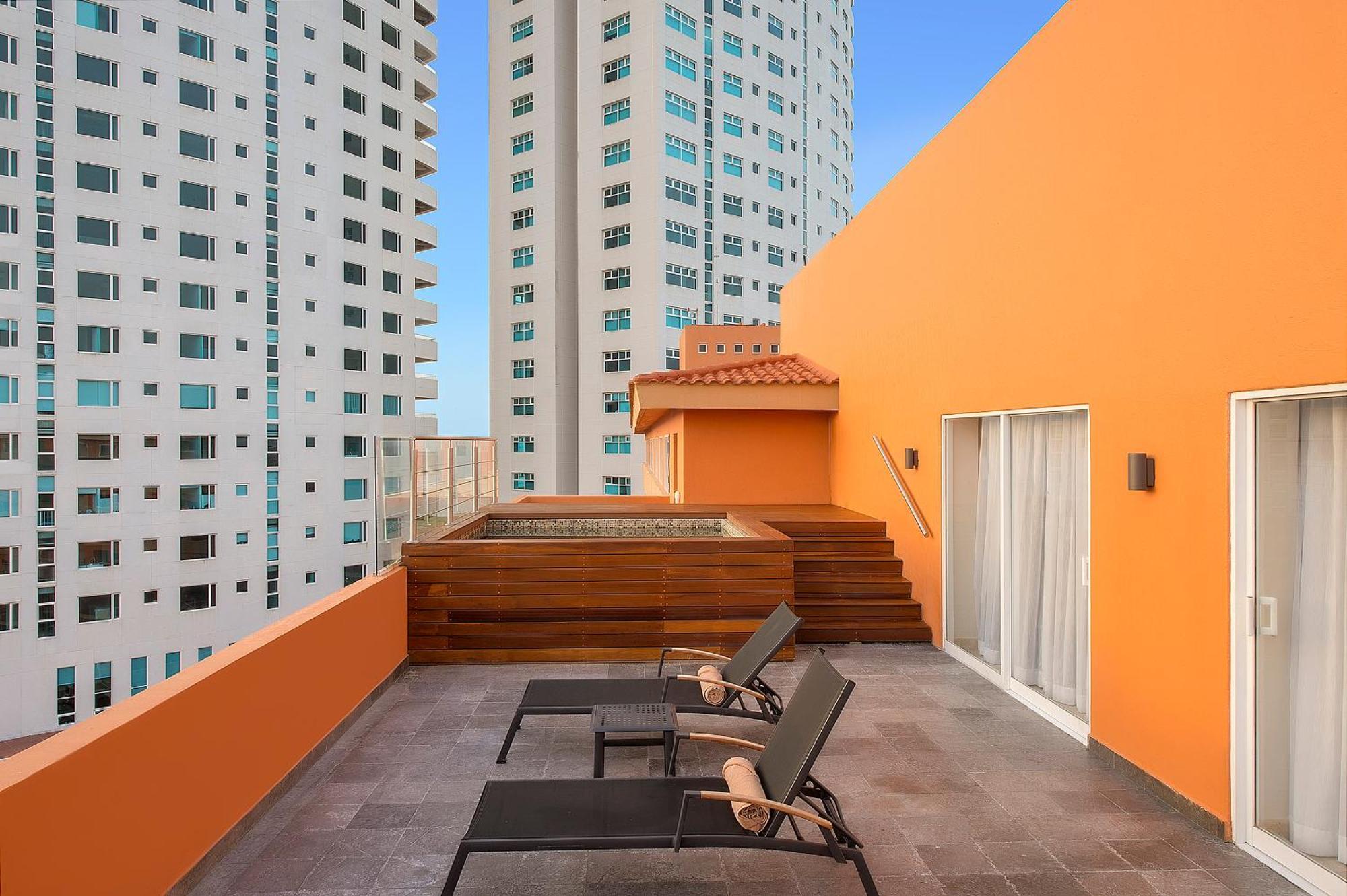 Grand Fiesta Americana Veracruz Exterior foto Rooftop pool at the hotel